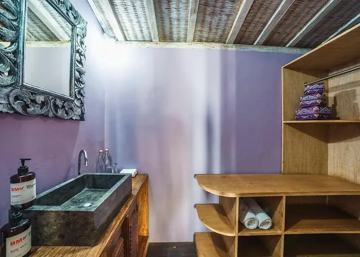West - Charming 2 Bdr In Oberoi - Perfect Location!