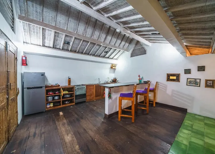 West - Charming 2 Bdr In Oberoi - Perfect Location!